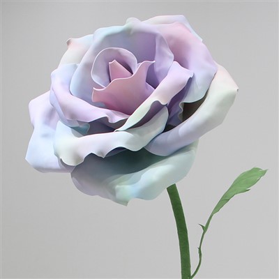 Atrezzo de decoració de rosa gegant a l'aire lliure